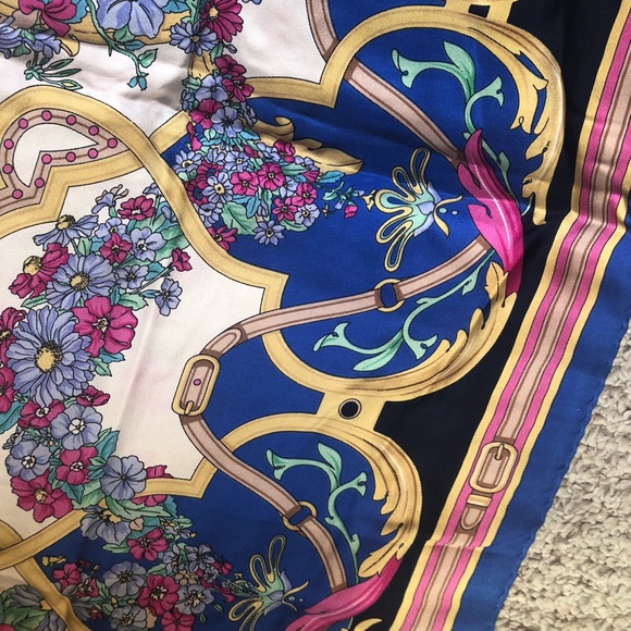 Vintage Authentic Gucci silk scarf - Picture 13 of 16